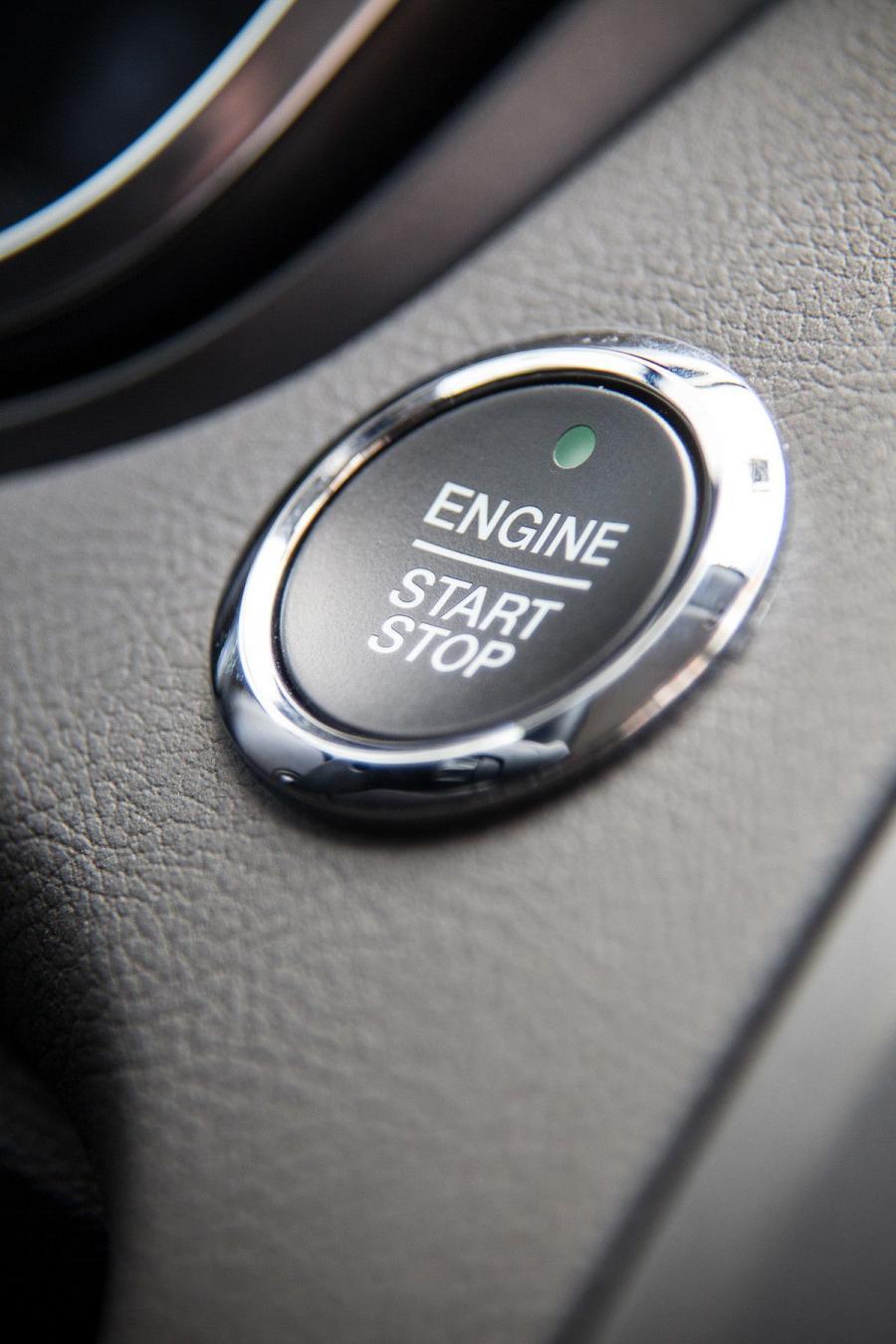 Детали интерьера Ford Mondeo Hatchback 2014 года  (фото 21 из 49)